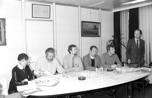 Jaap Kruithof in 1985 op de persconferentie waar hij zijn onvergetelijke steunverklaring voor GVHV aflegde. Links van hem de professoren Lise Thiry (ULB) en Lode Van Outryve (KUL) en, rechtstaand, prof. Jean-Jacques Amy (VUB). (Foto Belga, Dokter vh V, p. 200)