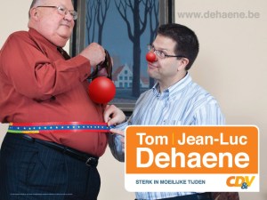 De centrale campagnefoto van JLD. Voor zoveel clowneske electorale navelstaarderij verdient hij een neus op die plaats. Of dient die dikke buik vooral om de aandacht af te leiden van zijn dikke portefeuille? 