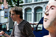 Lebuin D'Haese naast zijn beeld