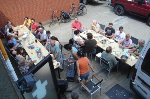 Vrijdag 26/6: een laatste keer eten op de parking van de oude praktijk