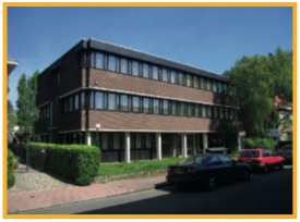 Dit kantoorgebouw, in 1982 ontworpen door de modernistische architect Georges Baines, werd in enkel maanden omgetoverd tot een ultramoderne grote groepspraktijk. 