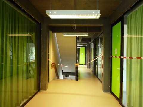 Gedeeltelijk zicht op de gang van de eerste verdieping waar 10 raadplegings- of verplegingskabinetten op uitgeven.