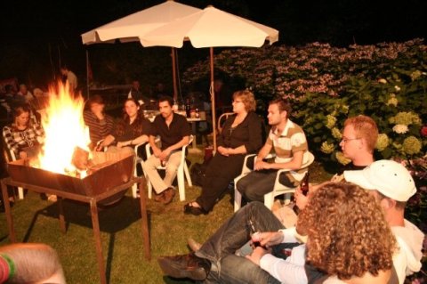 Kampvuur en cantus achteraf.