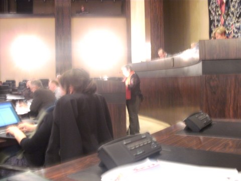 Slechte amateurfoto van Nicoleke tijdens haar toespraak, met vooral de lampen van de statige raadszaal. Op vakbondsvergaderingen had Nicoleke vaak een omgekeerde bierkrat nodig om boven het gestoelte uit te komen, hier net niet :-)