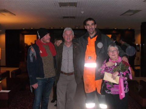 Ondermeer een dokwerker die zich na zijn vroege shift in werkpak naar het Provinciehuis spoedt om de eedaflegging van 'zijn' mandatarissen bij te wonen. Dat hadden ze daar nog niet zo vaak gezien.