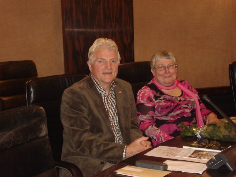 Samen met Nicole Naert, oud-ACOD-vakbondssecretaris (ministerie van Financiën), vorm ik de PVDA+-fractie in de provincieraad van Antwerpen. Voorlopig nog een 'kleine' fractie, maar we legden de nieuwe coalitie van N-VA, CD&V en sp.a wel al flink het vuur aan de schenen. Mét reden.