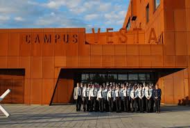 Campus Vesta, een provinciaal initiatief waar politie, brandweer en hulpdiensten worden opgeleid. Veel van de gastdocenten werken er in bijjob. Toch slaan de 7,5 procent verlaging en de niet-indexering van hun lonen een bres in belangrijke sociale verworvenheden. Een gevaarlijk precedent.