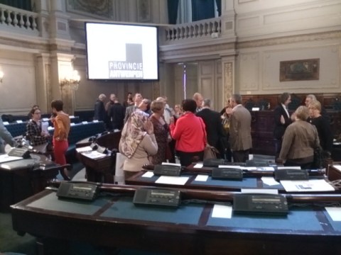 Op haar eerste zitting in het historische oude provinciehuis (Bernarduscentrum), kreeg de provincieraad al meteen een onheilstijding. Getekend 'Philippe Muyters'