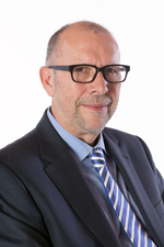 Hoofdgedeputeerde Luk Lemmens, trouwe N-VA-acoliet, werd net als de andere provinciebestuurders door Muyters voor schut gezet.