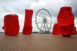 'Rock Stangers', een ook al sterk  betwist en duur kunstwerk van Arne Quinze in Oostende. Met de combine rond de zijn kunstbrug voor Tomorrowland wil zijn galerij hem nog veel hoger geprijsd in de kunstmarkt zetten.