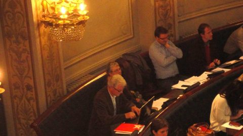 Naast PVDA-collega Nicole Naert en Tom Caals en Koen Kerremans van Groen op de achterste (maar niet de minst actieve) bank van de provincieraad in het historische Bernarduscentrum.