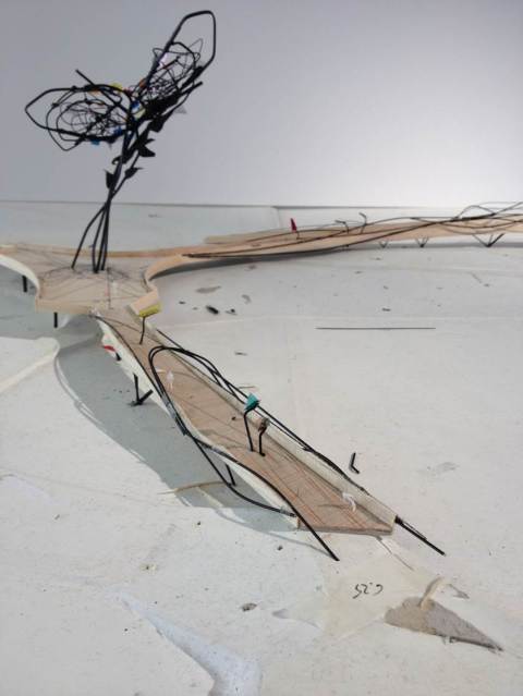 Maquette van de brug  met centraal het kunstwerk 'Natural chaos'. Ook een veilige fietsbrug?