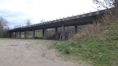 De huidige 60 jaar oude betonnen brug, overblijfsel van de steenbakkerijactiviteit,is niet nodig voor circulatie op het terrein.