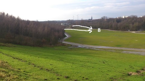 Zicht op de Deltaweide van boven op de kleiputranden. Achteraan links in het Zuiden de minuscule brug die men zou 'moeten' vervangen.