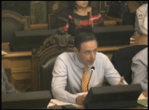 Screenshot van de video (zie link hierboven) van de gemeenteraad waarin BDW loog dat hij nog geen antwoord had over het al dan niet gevaarlijk zijn van De Koepel.