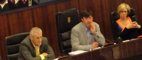 Ronny Cuyt (sp.a, links) waarschuwt voor sociaal bloedbad. Lilly Stevens (CD&V): 'Afstoting Modem bewijst dat Vlaanderen niet alle activiteiten overneemt'