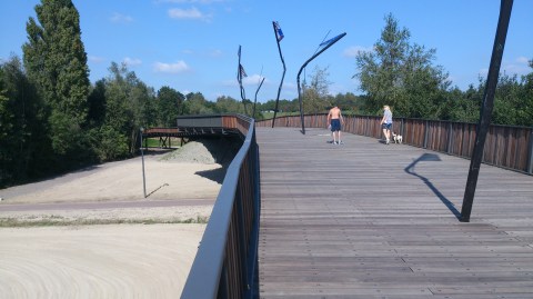 Het eerste gedeelte van de fiets- en voetgangersbrug.