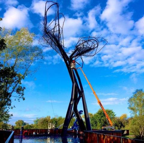 De sculptuur van AQ wordt geplaatst. Kostprijs: concept en maquette 270.000 €, realisatie 610.000 €