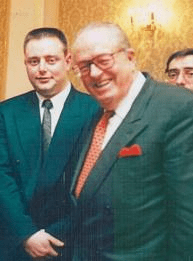 De jonge Bart De Wever woonde net als Jambon in april 1996 de spreekbeurt bij van Le Pen in Salons De Boeck in Antwerpen. En liet zich na afloop graag fotograferen aan de zijde van de ‘spreker’.