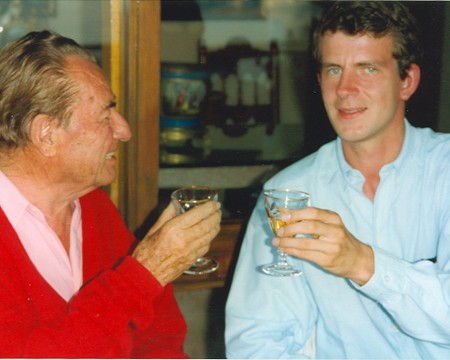 Koen Dillen, van 1991 tot 2010 voorzitter van de Vlaams-Nationale Debatklub waarvan ook Jambon en Dewever bestuurslid waren, klinkt op deze foto op de gezondheid van de Waalse fascist en leider van REX, Léon Degrelle. Foto genomen in het Spaanse ballingsoord waar Degrelle tot aan zijn dood verbleef.