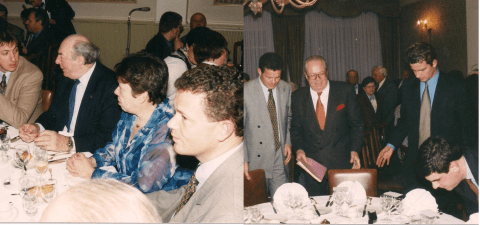 De samenvoeging van de twee bovenstaande foto’s geven een quasi volledig beeld van de eretafel. Op de foto links zie je, onderaan in het midden naast Frank Van Hecke, nog de grijze haardos van Le Pen. Als je vanaf daar het rijtje naar links afgaat kom je terecht bij Jan Jambon.