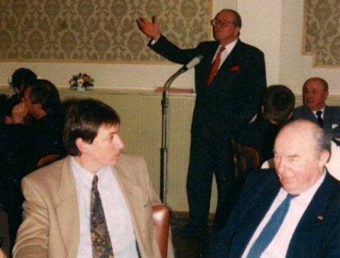 Jan Jambon tijdens een spreekbeurt van Jean-Marie Le Pen voor de extreemrechtse Vlaams-Nationale Debatklub in Antwerpen (1996). Niet zo maar gewoon als toehoorder...