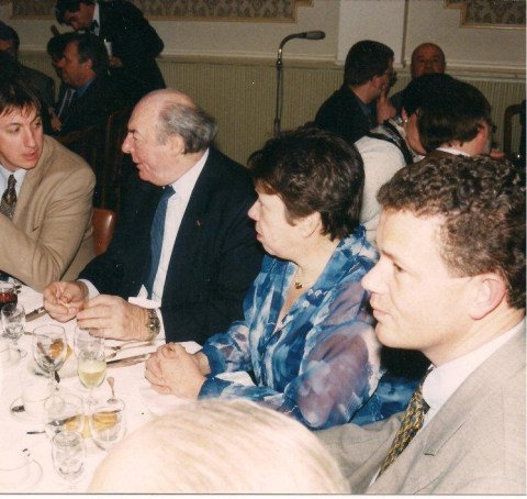 Jambon was geen gewone toehoorder op de conferentie van Le Pen in april 1996 maar lid van het bestuur dat de Franse fascist uitnodigde. Daarom zit Jambon hier aan de eretafel met VB-voorzitter Frank Van Hecke.