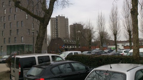 Met 400 sociale huurwoningen zonder garage (rechts) en 109 nieuwe privé-appartementen is er nu, ook 's avonds, al geen plaats meer op de parking.