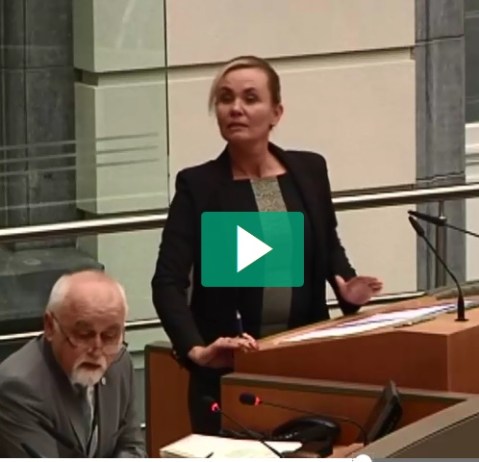 Met haar zeven grote bevoegdheden 'bokst Liesbeth Homans boven haar gewicht'. Met haar asociale en chaotische 'hervorming' van de provincies, slaat ze er ook dik naast.